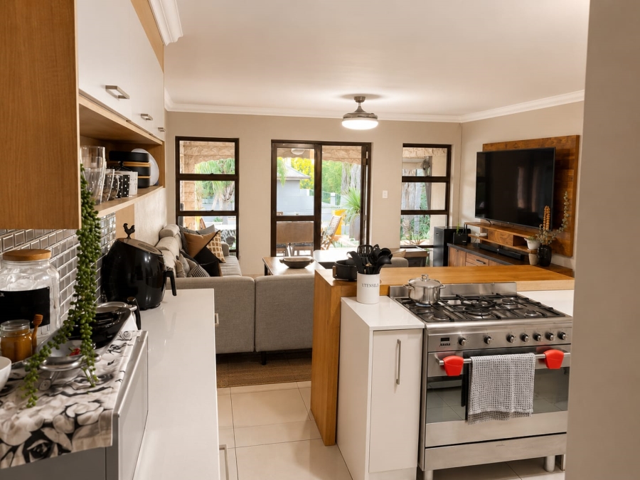 To Let 4 Bedroom Property for Rent in Caribbean Beach Club North West
